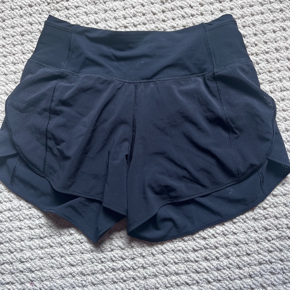 Black lululemon speed up mid rise 4” shorts - Picture 2 of 4